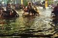 Triều cường gây ngập nặng, người Sài Gòn bì bõm lội nước
